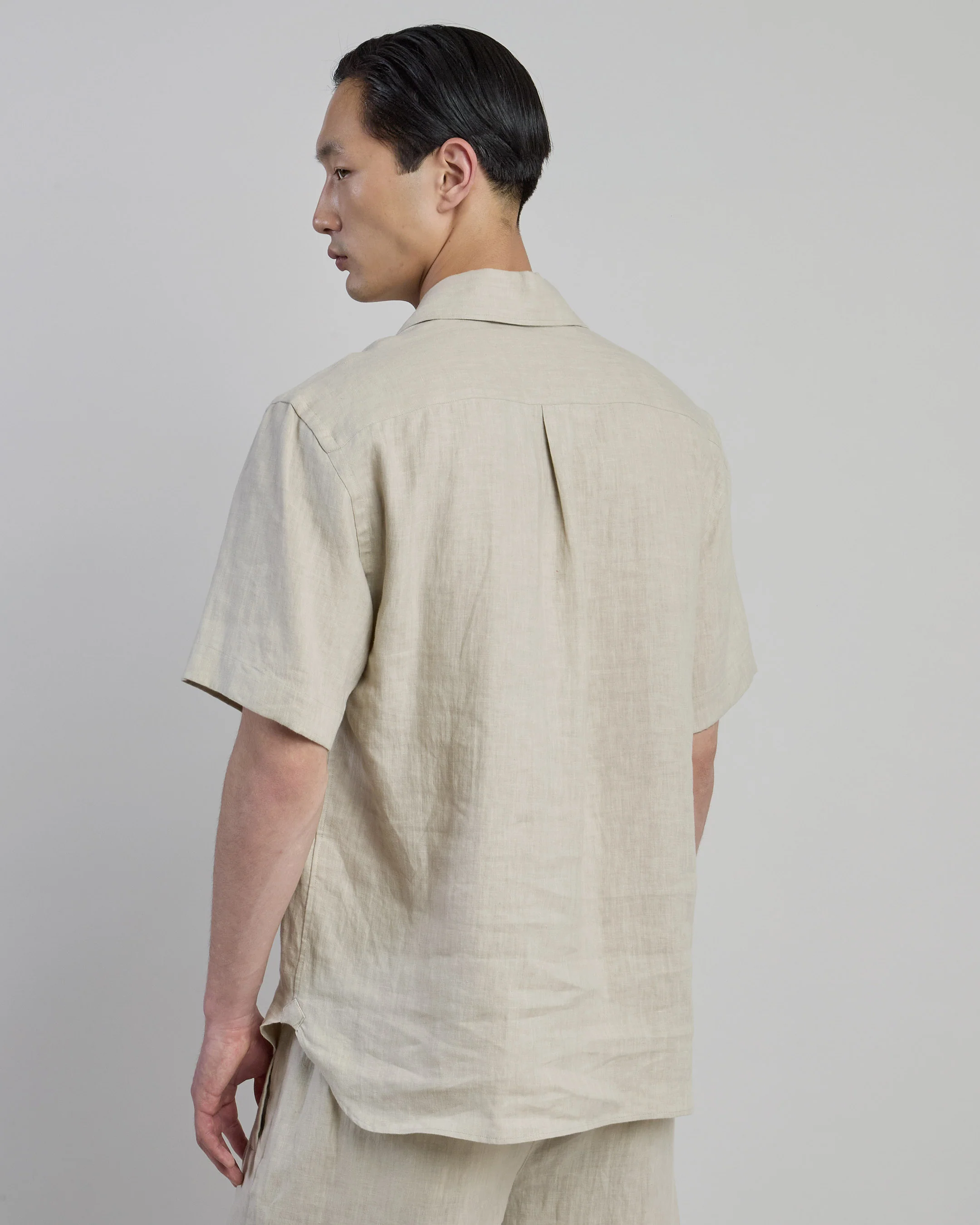 Camicia in Lino con Collo Bowling e Tasche Militari - Image 2