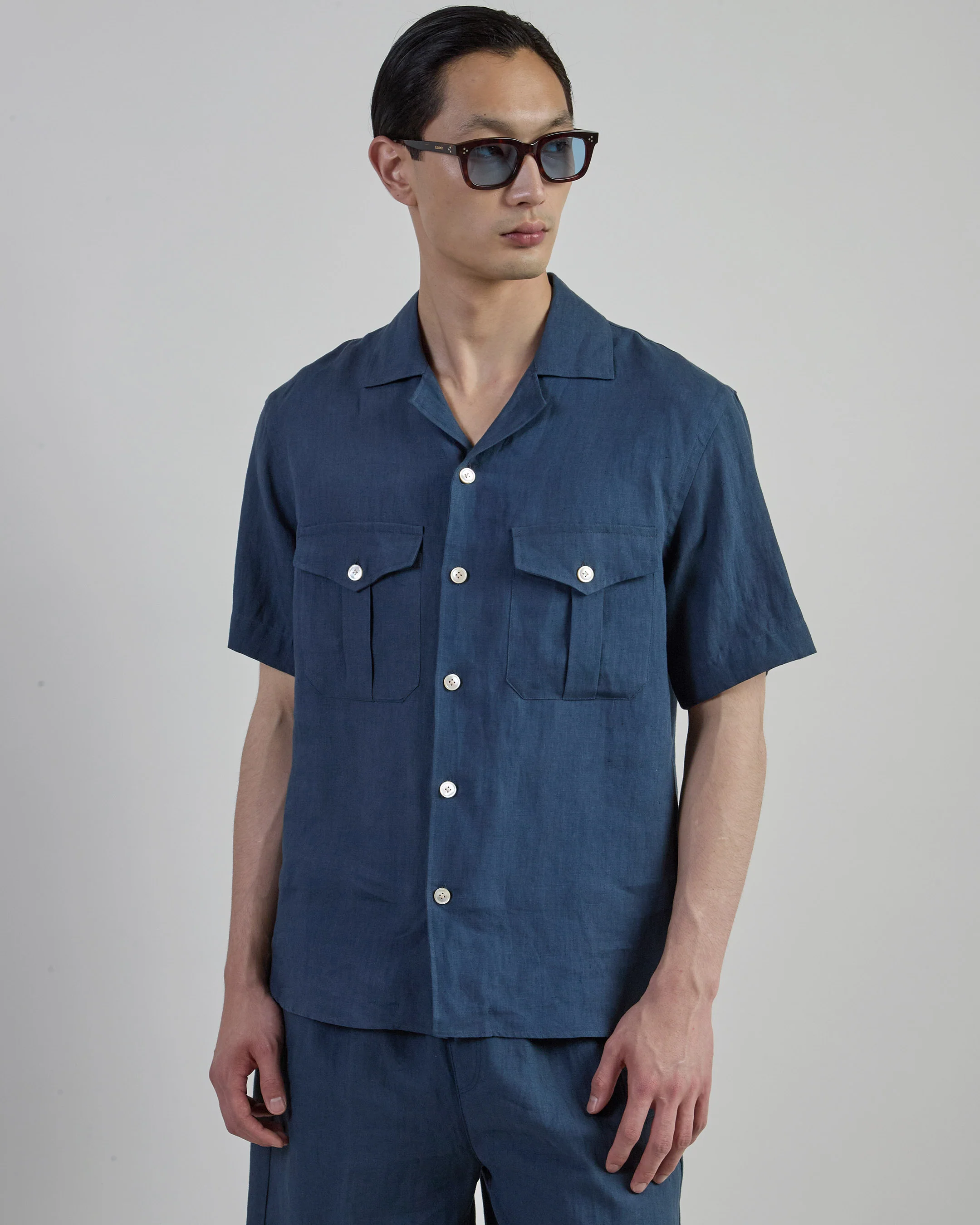 Camicia in Lino con Collo Bowling e Tasche Militari - Image 9