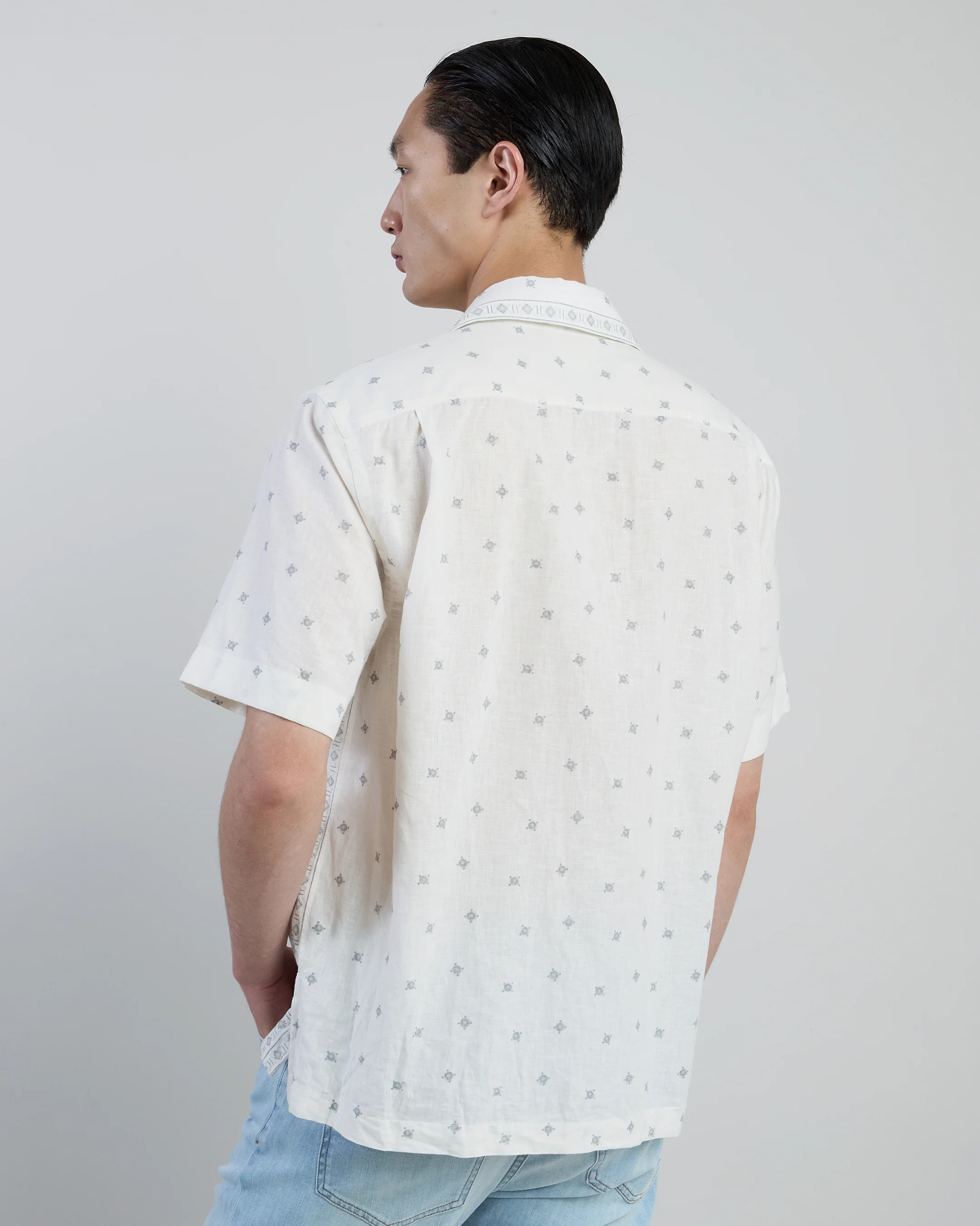 Camicia Uomo in Lino e Cotone con Collo Bowling - Image 2