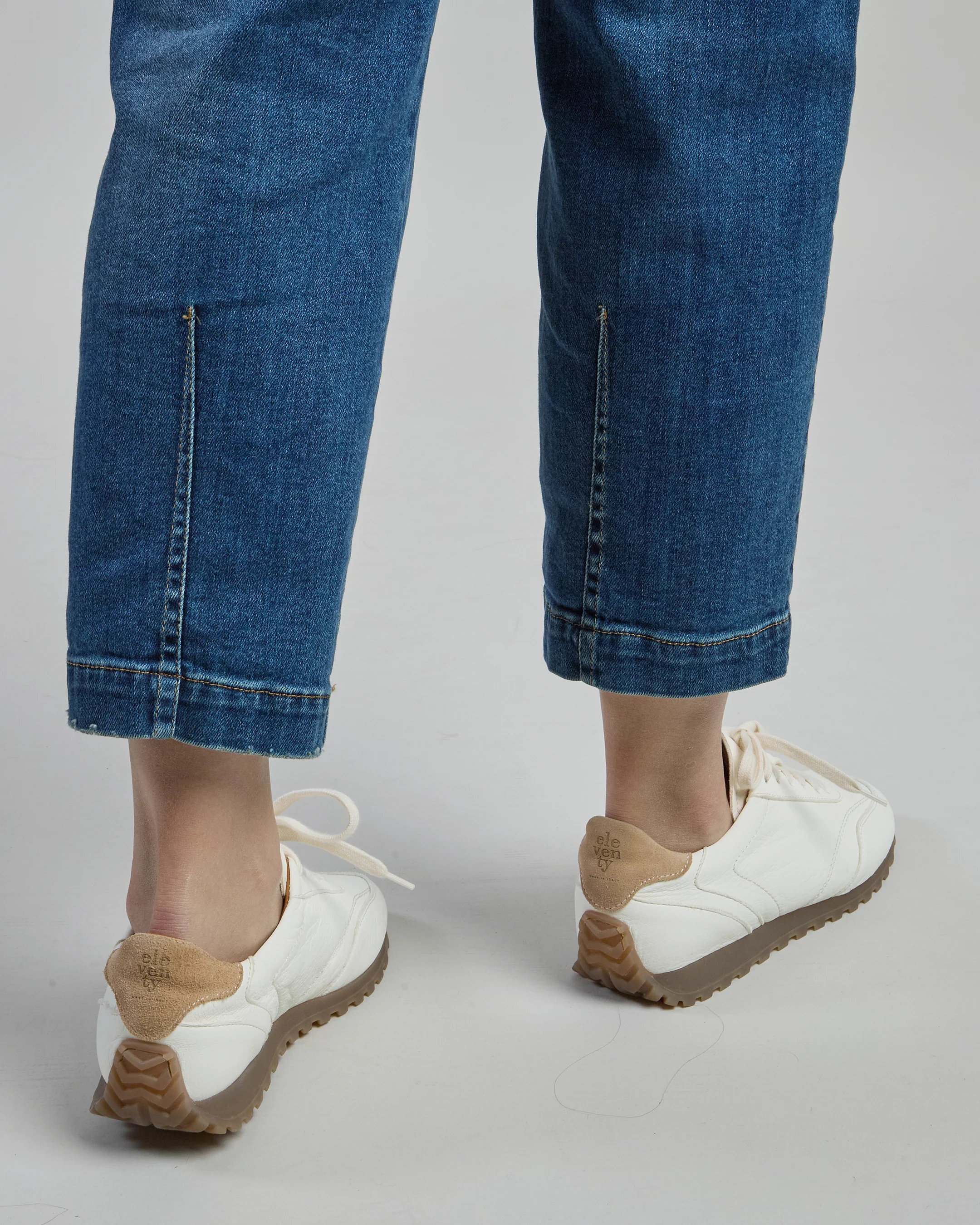 Pantalone Donna in Denim di Cotone Stretch con Pinces - Image 4