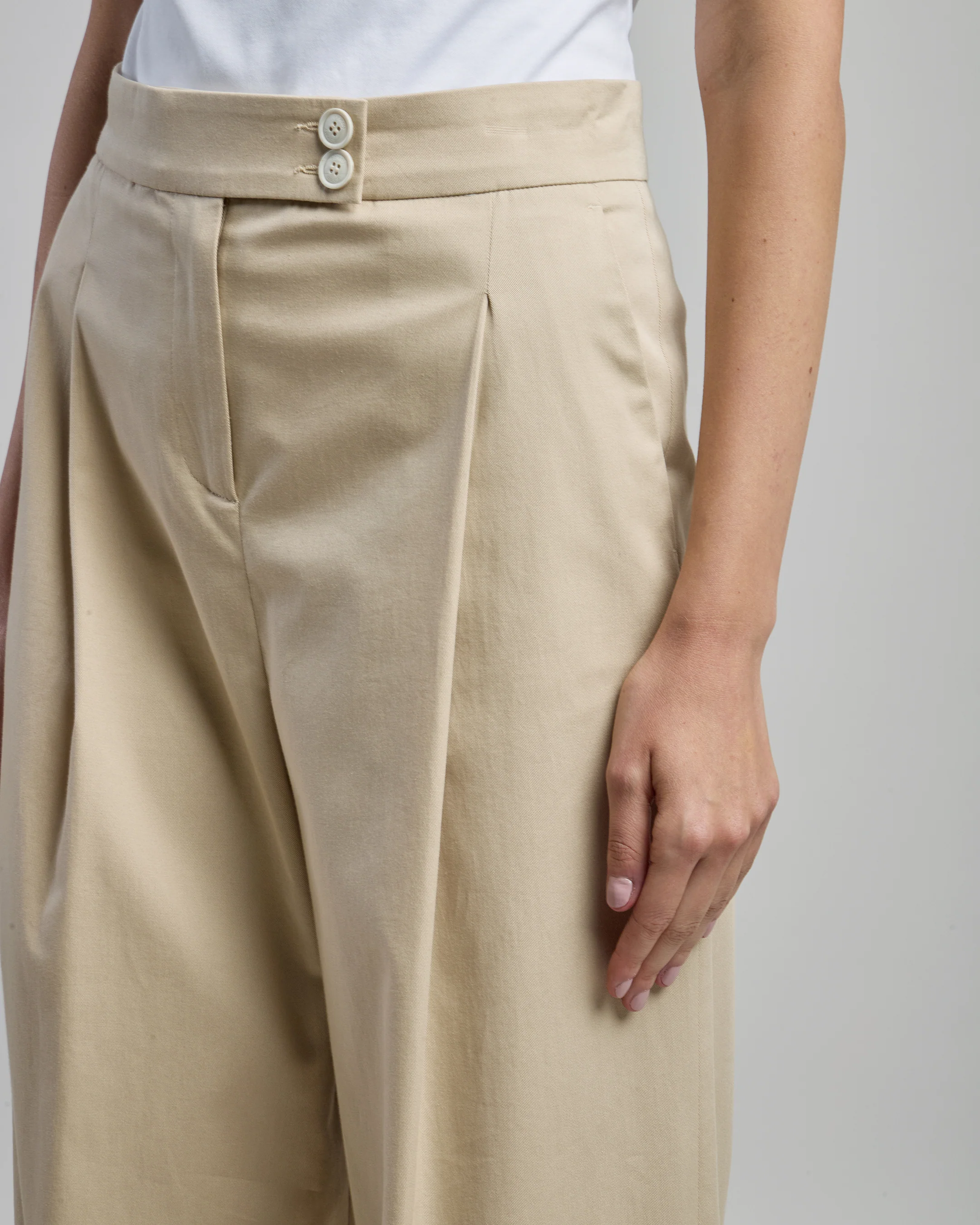 Pantalone Donna in Cotone Stretch a Vita Alta e Pinces - Image 3